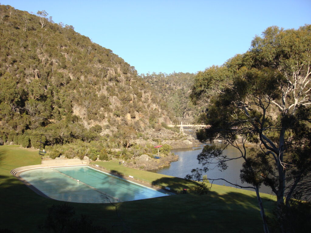 Lascar_Swimming_pool_,_chairlift,_First_Basin_and_suspension_bridge_-_Cataract_Gorge_(Launceston)_(4552506880)